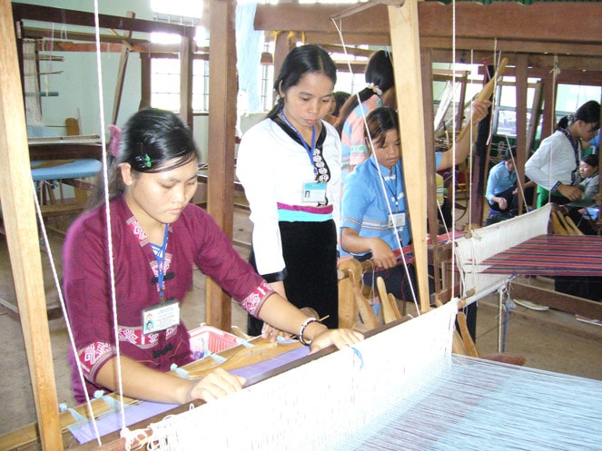 Dạy nghề cho đồng bào DTTS được xem là một trong những giải pháp quan trọng trong phát triển KT - XH vùng đồng bào DTTS và miền núi Ảnh: P. Nam