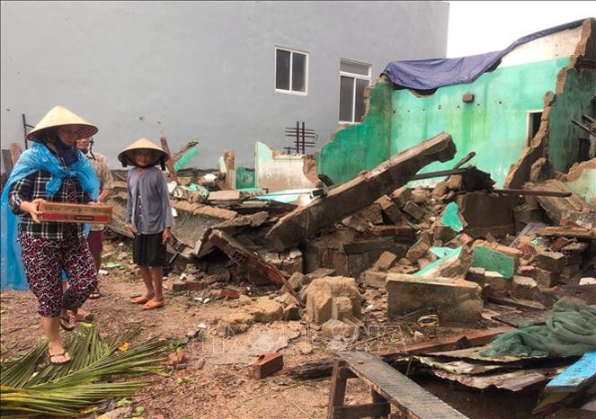 Hàng trăm hộ dân ở Bình Định đang phải thu dọn nhà cửa từ đống đổ nát, khắc phục hậu quả sau bão số 5. Ảnh: Nguyên Linh/TTXVN