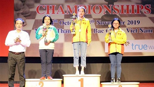 Ban tổ chức trao huy chương và cúp cho các vận động viên đoạt giải nội dung cá nhân nữ - cờ tiêu chuẩn. (Ảnh: Đồng Thúy/TTXVN)