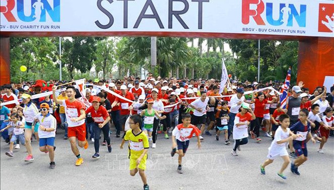 Sự kiện chạy bộ Charity Fun Run 2019 thu hút đông đảo sự tham gia của người dân. Ảnh: Đinh Tuấn- TTXVN