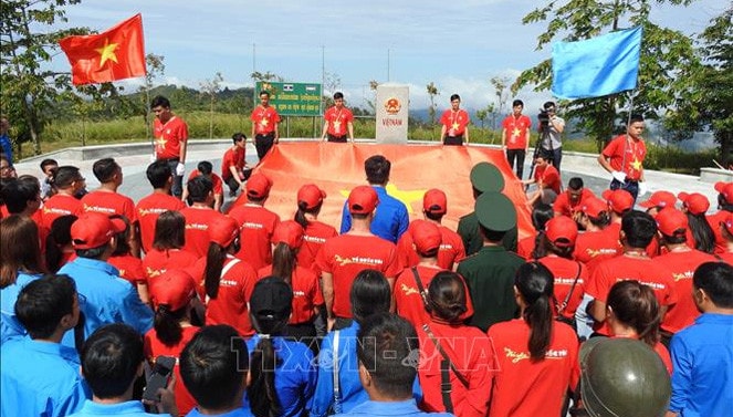 Các hoạt động tìm hiểu lịch sử tại Cột mốc ba biên Việt Nam- Lào- Campuchia (Ảnh: Cao Nguyên-TTXVN)