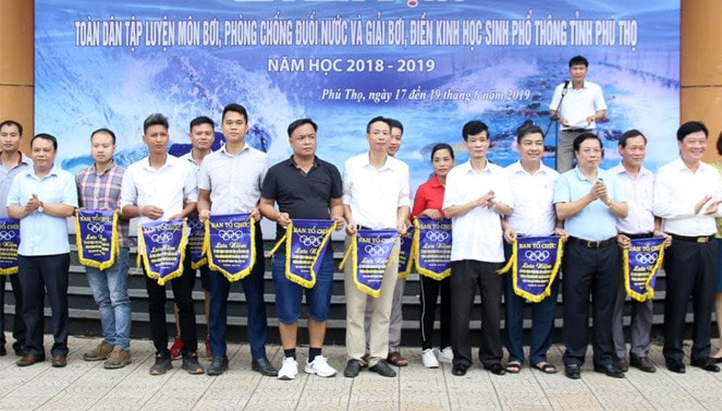 Lễ phát động toàn dân tập luyện môn bơi, phòng chống đuối nước Giảng viên Trung tâm Kỹ năng sống, văn hóa Việt hướng dẫn các em học sinh trường Tiểu học, THCS Đồng Luận kỹ năng sơ cấp cứu tai nạn đuối nước Các em thiếu nhi tập bơi tại tại khu liên hợp TDTT tỉnh Phú Thọ Lớp học bơi tại trường THPT Nguyễn Bỉnh Khiêm, huyện Hạ Hòa Lớp tập huấn “Kỹ năng bơi, phòng chống đuối nước và tai nạn thương tích trẻ em” ở huyện Thanh Sơn