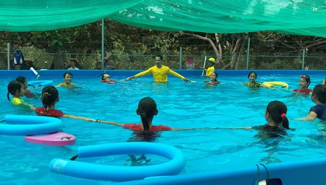 Giờ học bơi tại điểm trường Xuân Mai, xã Mai Hóa, huyện Tuyên Hóa