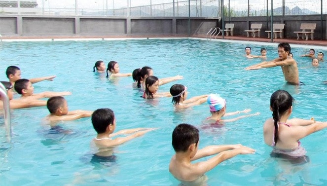 Ngoài các lớp học Cứu hộ nhí, thành phố đang khuyến khích các trường tăng cường tập luyện môn bơi lội cho các em