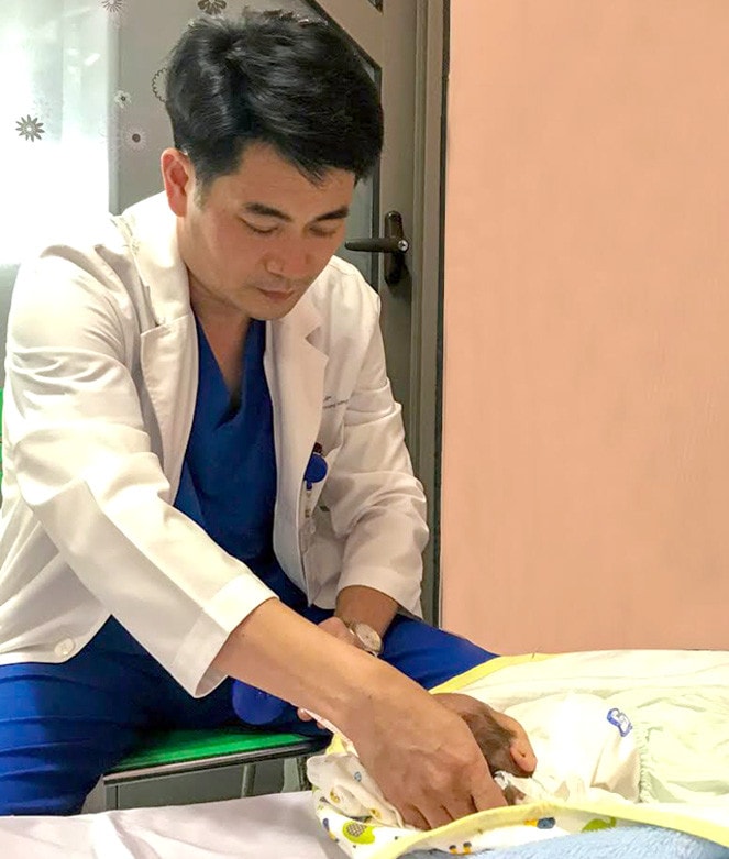 Bác sĩ Bệnh viện Nhi Trung Ương đang thăm khám cho một bệnh nhi tại khoa Thần Kinh.