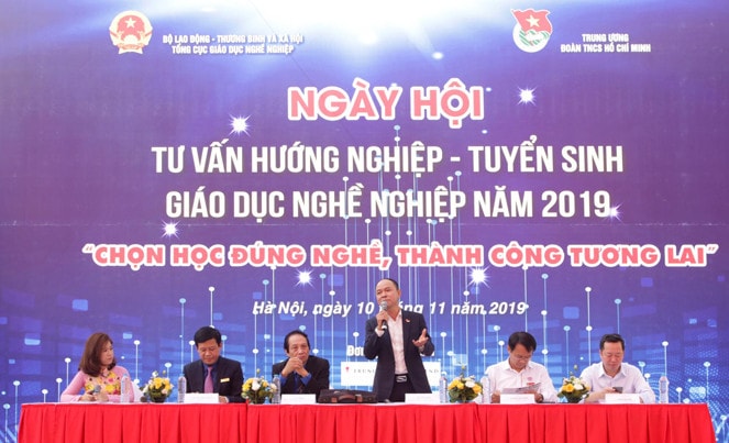 Các chuyên gia tư vấn hướng nghiệp cho các em học sinh, sinh viên