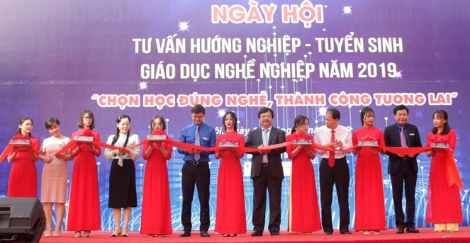 Các đại biểu cắt băng khai mạc chương trình