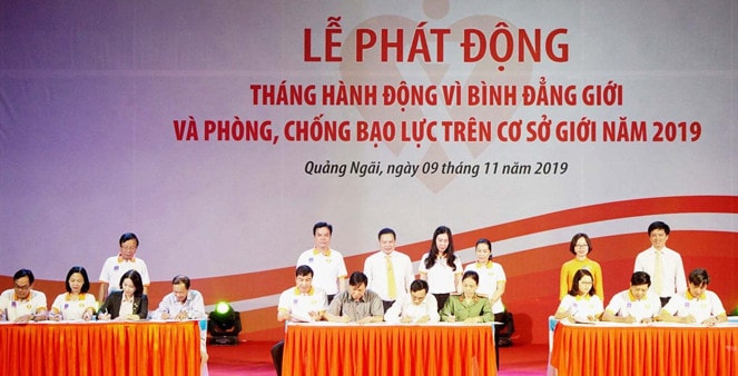 Ký cam kết hưởng ứng Tháng hành động vì bình đẳng giới và phòng, chống bạo lực của các Sở, ban ngành tỉnh Quảng Ngãi
