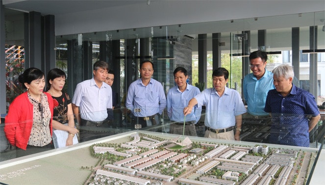 Đoàn giám sát tham quan mô hình quy hoạch kiến trúc khu Đô thị phía Tây thị trấn Vôi