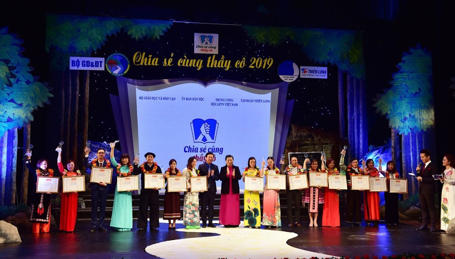 Phó Chủ tịch Thường trực Quốc hội Tòng Thị Phóng và Bi thư thứ nhất Trung ương Đoàn tặng bằng khen tuyên dương các thầy giáo, cô giáo trực tiếp dạy học sinh dân tộc thiểu số tiêu biểu trên cả nước
