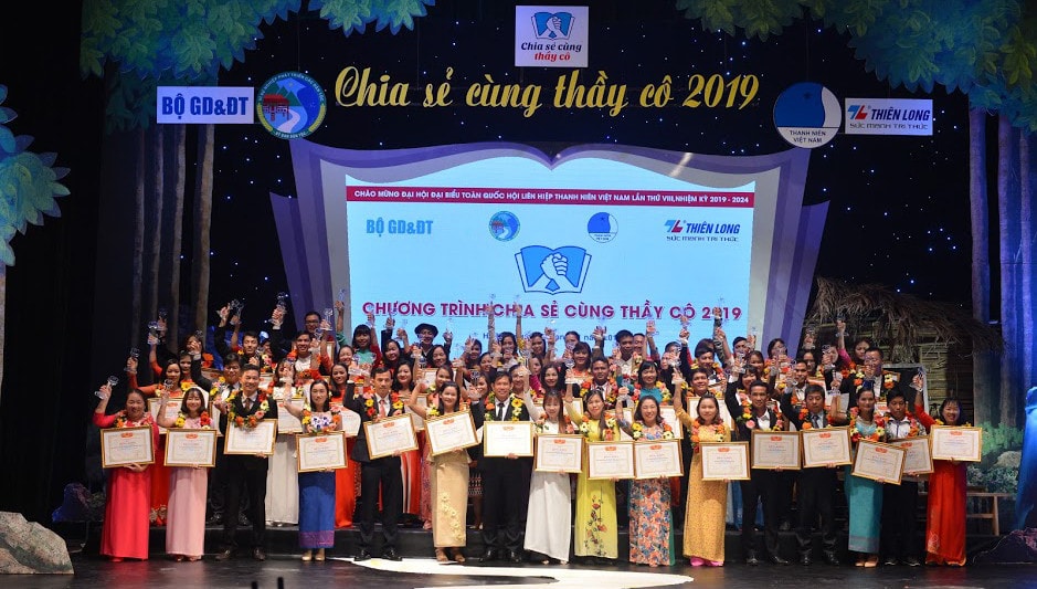 63 thầy giáo, cô giáo trực tiếp dạy học sinh dân tộc thiểu số tiêu biểu trên cả nước được tặng Bằng khen