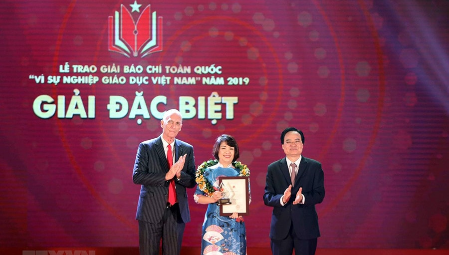 Bộ trưởng Bộ Giáo dục và Đào tạo Phùng Xuân Nhạ và GS. TS Raymond Gordon - đại diện Trường Đại học Anh Quốc Việt Nam trao giải Đặc biệt cho đại diện nhóm tác giả tác phẩm 