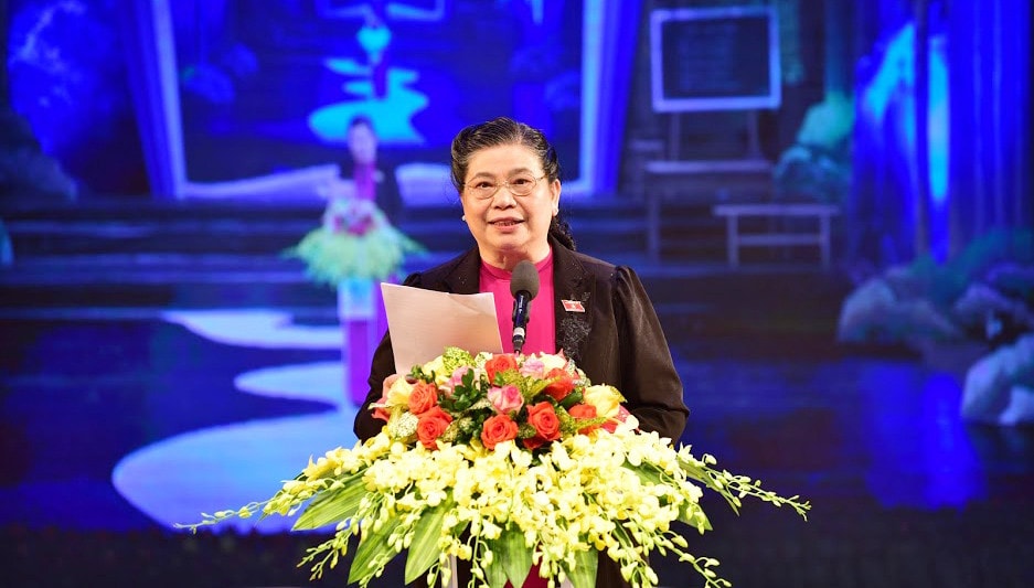 Phó Chủ tịch Thường trực Quốc hội Tòng Thị Phóng phát biểu tại Chương trình “Chia sẻ cùng thầy cô” năm 2019, tuyên dương các thầy giáo, cô giáo trực tiếp dạy học sinh dân tộc thiểu số tiêu biểu trên cả nước