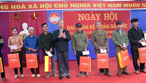 Thường trực Ban Bí thư Trần Quốc Vượng tặng quà cho hộ gia đình chính sách, hộ nghèo và hộ đạt danh hiệu gia đình văn hóa 3 năm liên tục