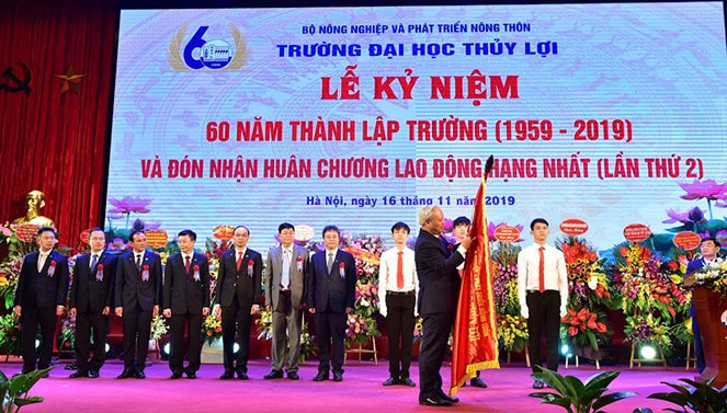 Phó Chủ tịch Quốc hội Uông Chu Lưu trao tặng Huân chương Lao động hạng Nhất cho Đại học Thủy Lợi