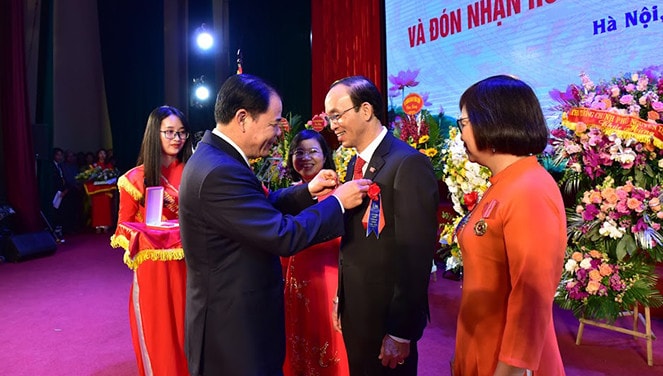 Bộ trưởng Bộ Nông nghiệp và Phát triển nông thôn Nguyễn Xuân Cường trao tặng Huân chương Lao động hạng Ba cho Hiệu trưởng trường Đại học Thủy Lợi Trịnh Minh Thụ