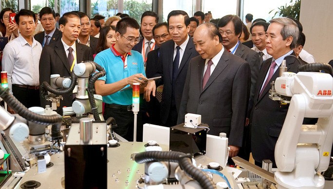 Thủ tướng Nguyễn Xuân Phúc và các đại biểu tham quan Triển lãm Kỹ năng nghề tại hành lang Diễn đàn. Ảnh: Đức Kiên