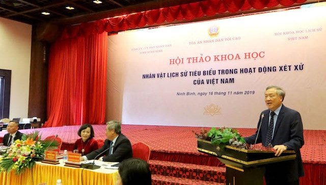 Bí thư Trung ương Đảng, Chánh án Tòa án Nhân dân Tối cao Nguyễn Hòa Bình phát biểu chỉ đạo hội thảo.