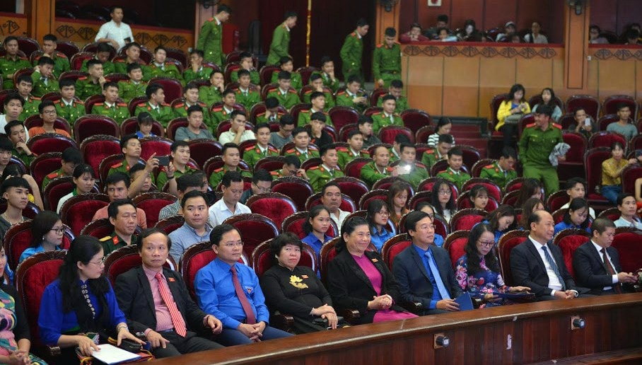 Phó Chủ tịch Thường trực Quốc hội Tòng Thị Phóng và các đại biểu dự Chương trình chia sẻ cùng thầy cô năm 2019