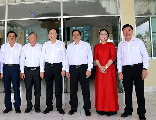 Trưởng ban Tổ chức Trung ương Phạm Minh Chính và Ủy ban Trung ương Mặt trận Tổ quốc Việt Nam Trần Thanh Mẫn chụp ảnh lưu niệm với lãnh đạo tỉnh Vĩnh Long