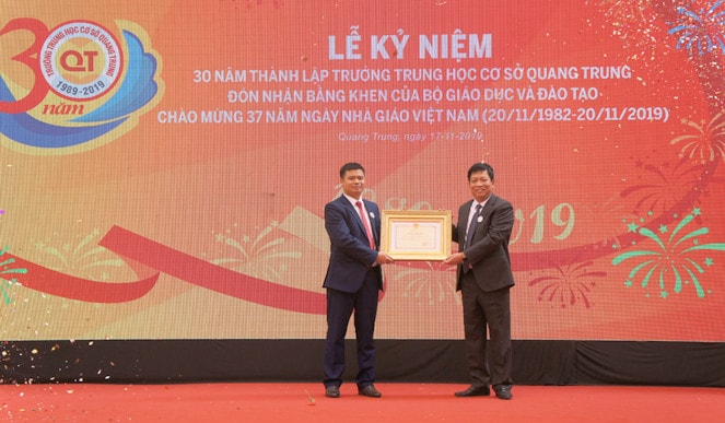 Phó vụ trưởng Vụ Thi đua- Khen thưởng, Bộ Giáo dục và Đào tạo Nguyễn Đăng Hợp trao bằng khen cho trường THCS Quang Trung