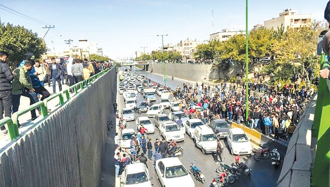 Lái xe ở Iran biểu tình phản đối tăng giá nhiên liệu