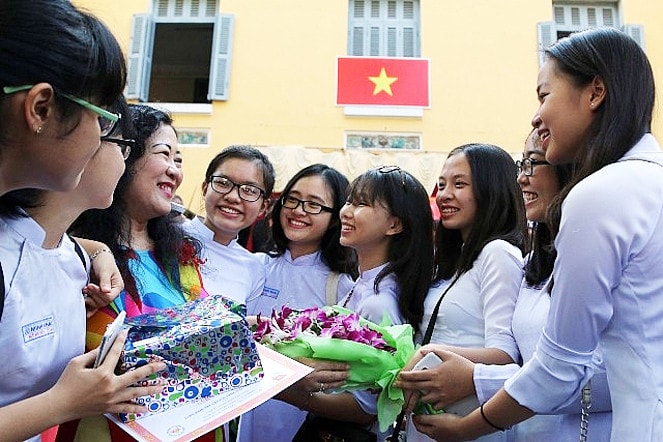Cô và trò hân hoan trong Ngày Hiến chương nhà giáo Việt Nam.