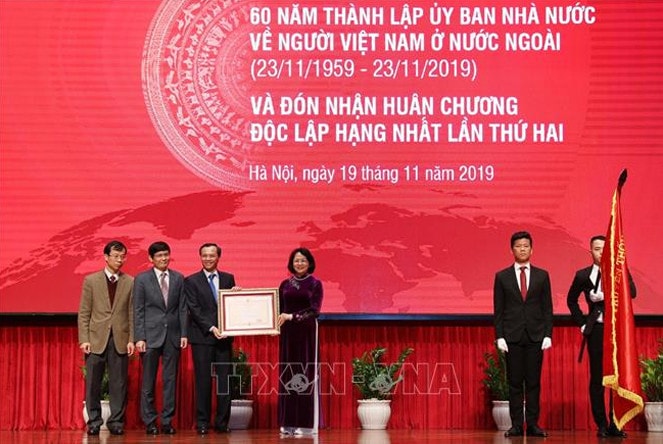 Phó Chủ tịch nước Đặng Thị Ngọc Thịnh trao Huân chương Độc lập hạng Nhất tặng Ủy ban Nhà nước về người Việt Nam ở nước ngoài. Ảnh: TTXVN