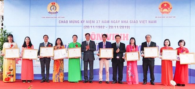 Thứ trưởng Nguyễn Hữu Độ và Chủ tịch Công đoàn Giáo dục Việt Nam Vũ Minh Đức