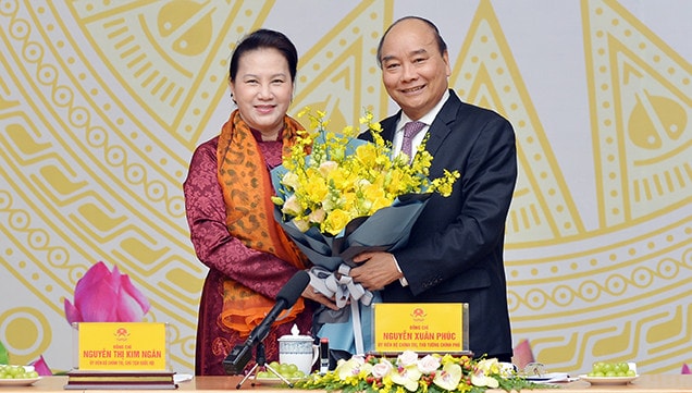 Chủ tịch Quốc hội Nguyễn Thị Kim Ngân tặng hoa Thủ tướng Nguyễn Xuân Phúc