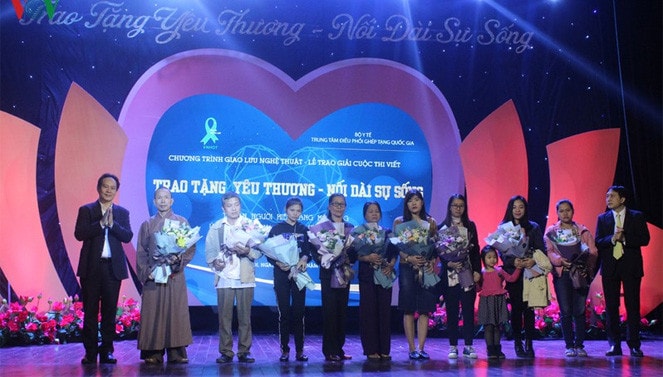 Trung tâm Điều phối Ghép tạng Quốc gia, Bộ Y tế tặng hoa tri ân người hiến tặng mô tạng.