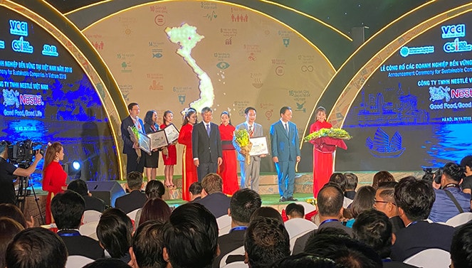 Đại diện Nestlé Việt Nam nhận giải top 10 Doanh nghiệp bền vững tại Việt Nam năm 2019