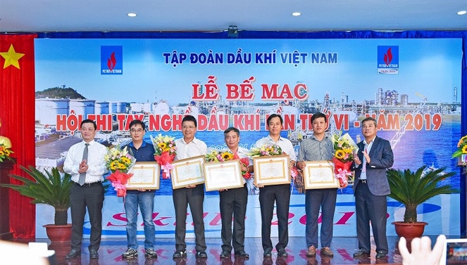 Lãnh đạo tỉnh Bà Rịa - Vũng Tàu và PVN trao giải toàn đoàn cho các đội thi