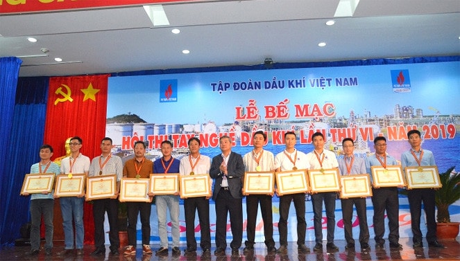 Ông Đỗ Chí Thanh - Phó Tổng giám đốc Tập đoàn, Trưởng Ban Tổ chức hội thi trao tặng Bằng khen cho các cá nhân đạt giải Nhất 1