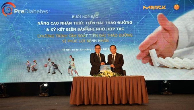 Chủ tịch Hội Nội tiết Việt Nam Trần Hữu Dàng và đại diện Merck Việt Nam Võ Xuân Thắng ký kết thỏa thuận hợp tác Nguồn: ITN