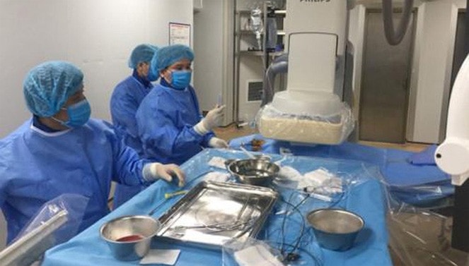 Các bác sĩ tiến hành đặt Stent Tips cho bệnh nhân