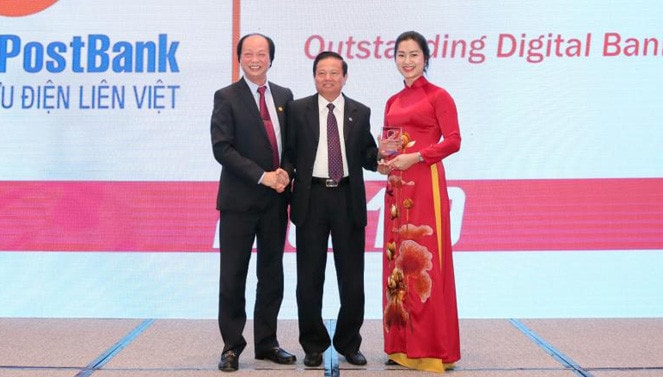 Chủ tịch HĐQT LienVietPostBank Nguyễn Đình Thắng (bên trái) nhận biểu trưng Giải thưởng trong lễ vinh danh tối 27.11
