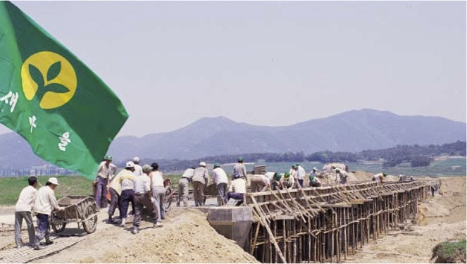 Dân làng cùng nhau xây đập những năm 1970