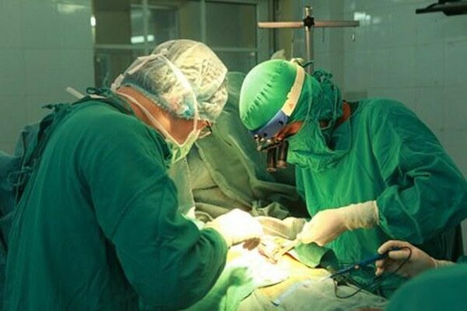 Bác sĩ Bệnh viện Tim Hà Nội phẩu thuật tim cho bệnh nhân