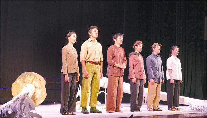 Vở “Bạch đàn liễu” được đạo diễn Trần Lực dựng lại với tinh thần và cách thể hiện đương đại