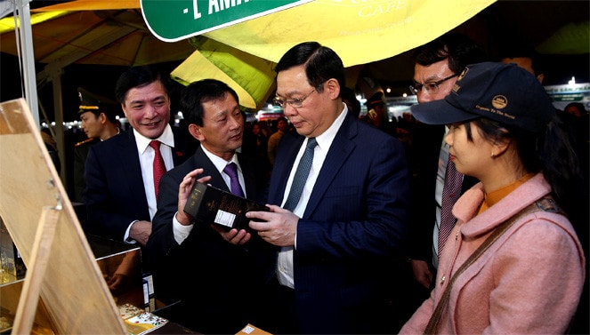 Phó Thủ tướng Vương Đình Huệ thăm gian hàng OCOP của Gia Lai