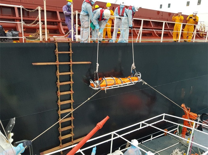 Nạn nhân được đưa xuống tàu SAR27-01