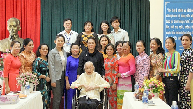 Chủ tịch Quốc hội Nguyễn Thị Kim Ngân chụp ảnh lưu niệm với cán bộ, nhân viên Bảo tàng Phụ nữ Nam bộ