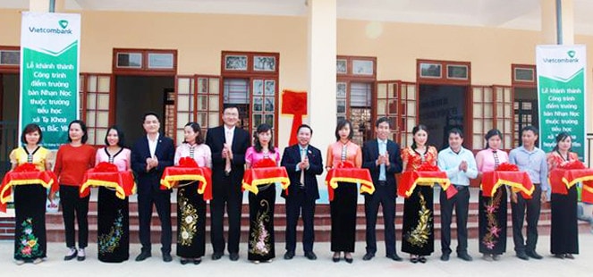 Nghi thức cắt băng khánh thành điểm trường bản Nhạn Nọc thuộc Trường Tiểu học xã Tạ Khoa