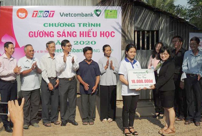 Đại diện Vietcombank Đồng Tháp trao học bổng Gương sáng hiếu học cho em Châu Ngọc Phương Thảo