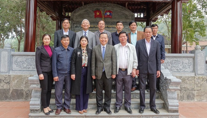 Phó Chủ tịch Quốc hội Phùng Quốc Hiển với lãnh đạo huyện Hạ Hòa và xã Ấm Hạ tại Bia kỷ niệm Đội vũ trang Lạt-Xạ-Vông (Lào) ở đền Chu Hưng ngày 22.2.2020
