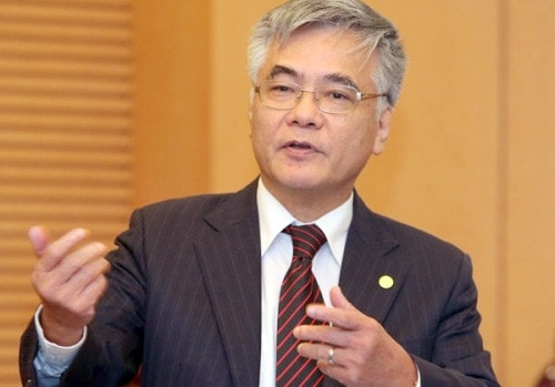“Nhiều người kỳ vọng đưa hộ kinh doanh vào Luật Doanh nghiệp có thể giúp chúng ta đạt mục tiêu về phát triển doanh nghiệp. Tuy nhiên, tôi từng được mời làm Trưởng nhóm tư vấn của Hiệp hội Doanh nghiệp nhỏ và vừa Việt Nam để xây dựng Đề án chuyển hộ kinh doanh thành doanh nghiệp theo sự phân công của Thủ tướng thì thấy vấn đề này không đơn giản. Khảo sát thực tế chỉ ra, phải để người ta thấy lên doanh nghiệp có lợi hơn so với hộ kinh doanh. Muốn vậy, Nhà nước cần khuyến khích, hỗ trợ về địa điểm kinh doanh, tín dụng, thuế, quản trị doanh nghiệp... Hiệp hội đã trình Đề án lên cơ quan có thẩm quyền nhưng đáng tiếc đến nay vẫn chưa được triển khai. Ngay Nghị quyết Trung ương về kinh tế tư nhân và Luật Hỗ trợ doanh nghiệp nhỏ và vừa năm 2017 đã đề ra chính sách về thuế đối với doanh nghiệp nhỏ và vừa chuyển đổi từ hộ kinh doanh, nhưng hơn 2 năm qua, các luật thuế có liên quan vẫn chưa được sửa đổi”. Nguyên Phó Chủ nhiệm Ủy ban Kinh tế Nguyễn Văn Phúc