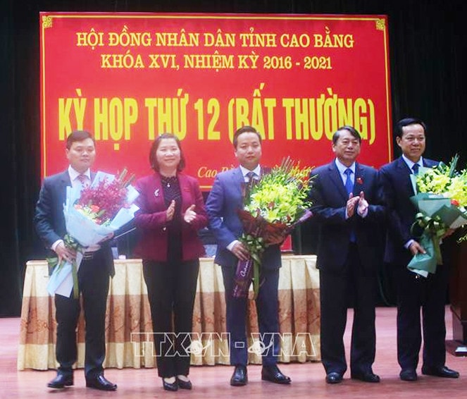 Lãnh đạo Ủy ban nhân dân tỉnh Cao Bằng tặng hoa chúc mừng các đồng chí được bầu là Phó Chủ tịch Ủy ban nhân dân tỉnh, Ủy viên Ủy ban nhân dân tỉnh Cao Bằng, nhiệm kỳ 2016 - 2021. Ảnh: Chu Hiệu - TTXVN