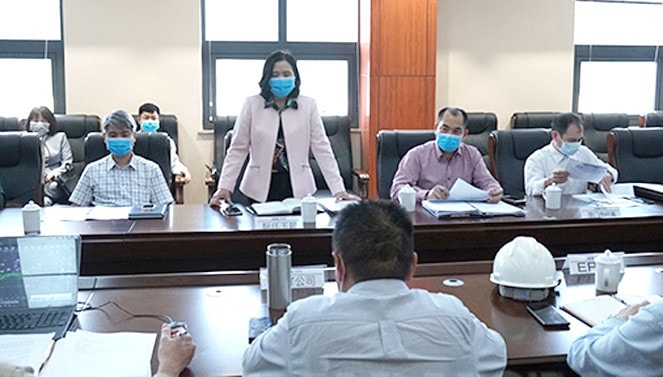 Thường trực HĐND tỉnh Hải Dương giám sát công tác phòng chống dịch Covid - 19 tại Nhà máy Nhiệt điện BOT (Kinh Môn) Ảnh: Linh An