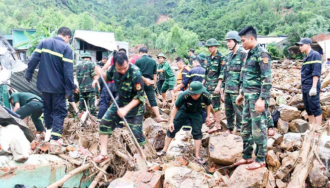 Bộ đội biên phòng giúp nhân dân khắc phục hậu quả thiên tai
